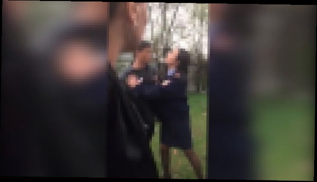 Видеоклип Мужчина напал на девушку-полицейского