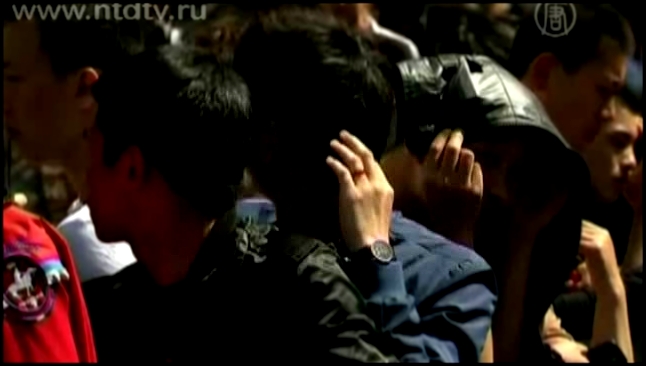 Видеоклип Покупатели iPad2 в Пекине штурмуют магазин Apple