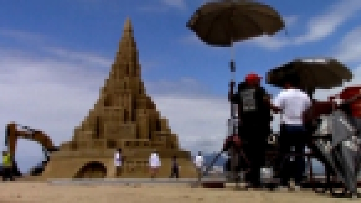 Видеоклип В Бразилии построили самый большой в мире замок из песка (новости)