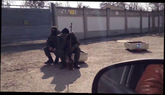 Видеоклип Вежливый украинец учит не ругаться матом российского солдата!   