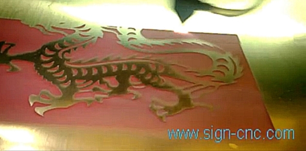 Видеоклип SIGN-CO2 лазерный гравер и резак станок гравировка Цветные пластины (signcnc.ru)