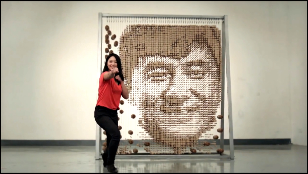 Видеоклип Китаянка Хонг Ю сделала портрет Джеки Чана из палочек для еды
