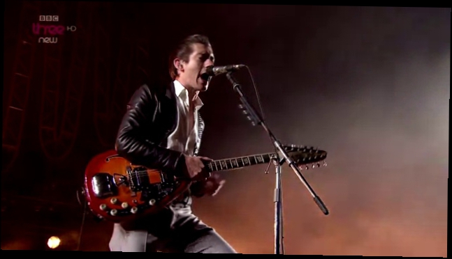 Видеоклип Arctic Monkeys - Do I Wanna Know_ Live (Reading 20 - 480P