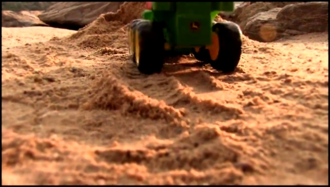 Видеоклип Строим замки из песка. Конкурс для машинок. Мультфильм про cтроительную технику на пляже