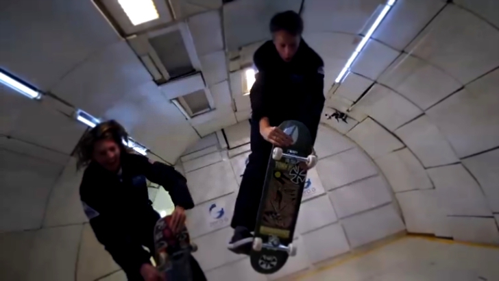 Видеоклип Трюки на скейтборде при нулевой гравитации 