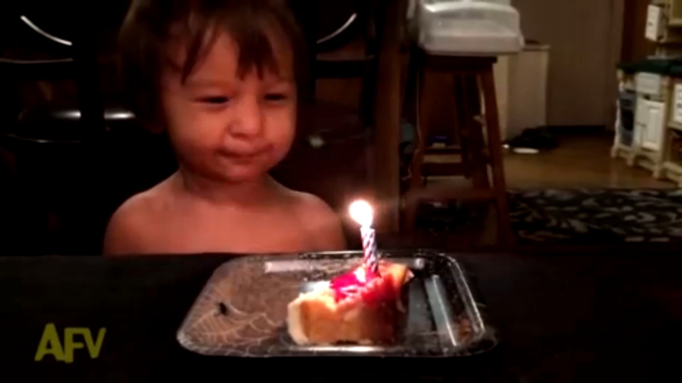 Еще один малыш не может задуть свечу