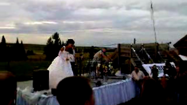 Видеоклип Свадьба Энвиля Касимова и Марии Бутченко: бросание букета невесты