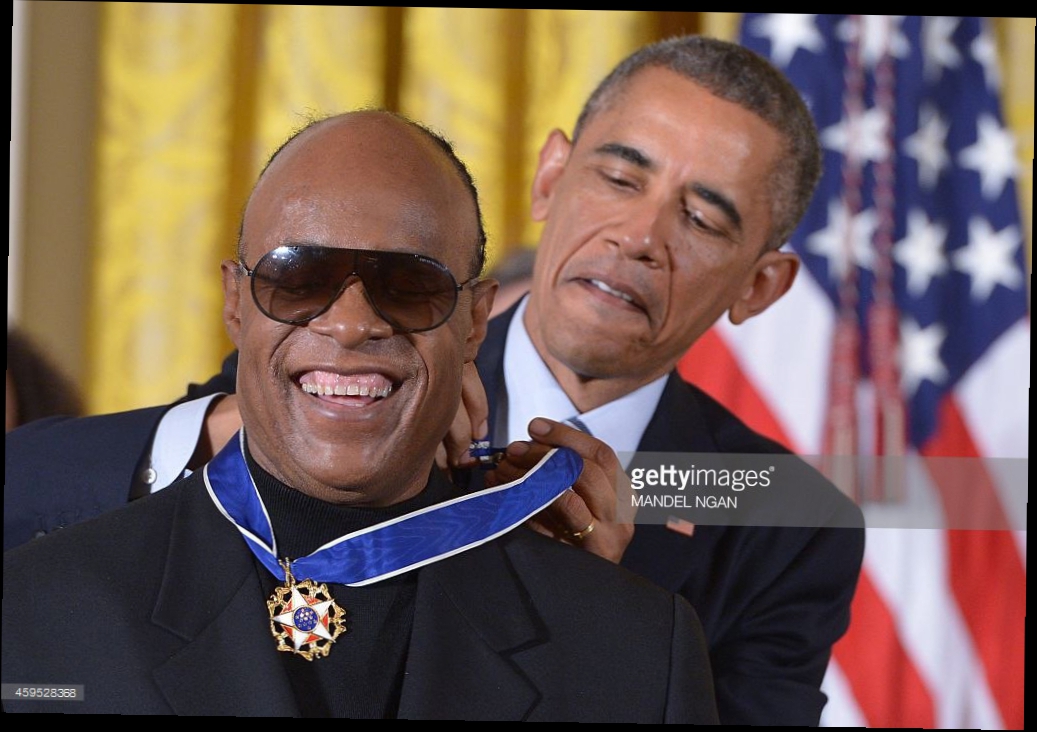 Обама аморально пытается похитить драгоценность с шеи слепого музыканта С. Уандера